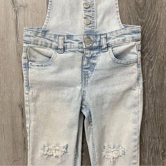 Cat & Jack Girl’s Light Wash Distressed Button Front Bib Denim Overalls XS 4/5 - Picture 3 of 14